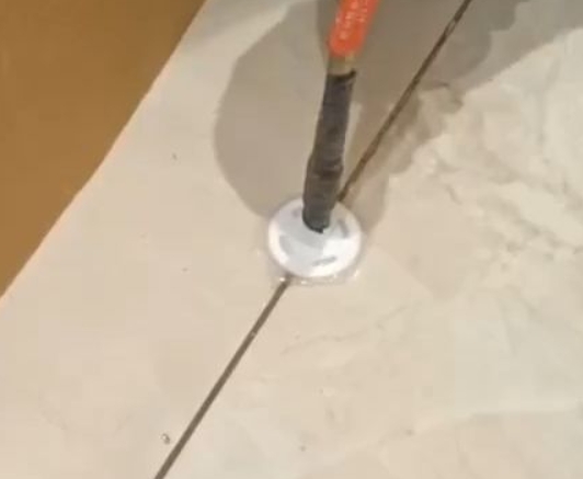 句容瓷砖空鼓维修公司专业解答瓷砖在铺贴过程中，如果没有涂抹均匀到位的粘结材料（如水泥砂浆或瓷砖胶），可能会导致以下问题